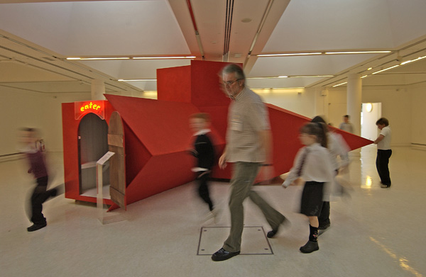 photo of Brian with schoolchildren at Glasgow Gallery of Modern art